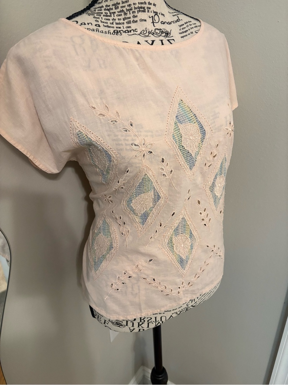 Vintage 1970s Pink Embroidered Cutwork Boho Blouse-.tr